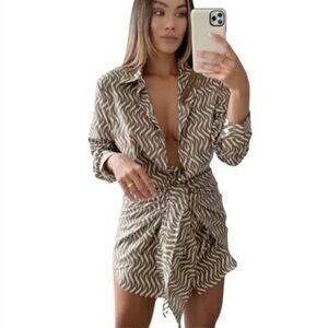 Zara BLOGGER FAVORITE 
The Zoe dress size XS
New with tags
Animal print